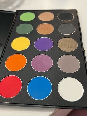 Vibrant 15-Color  Eyeshadow Palette - Multi Color